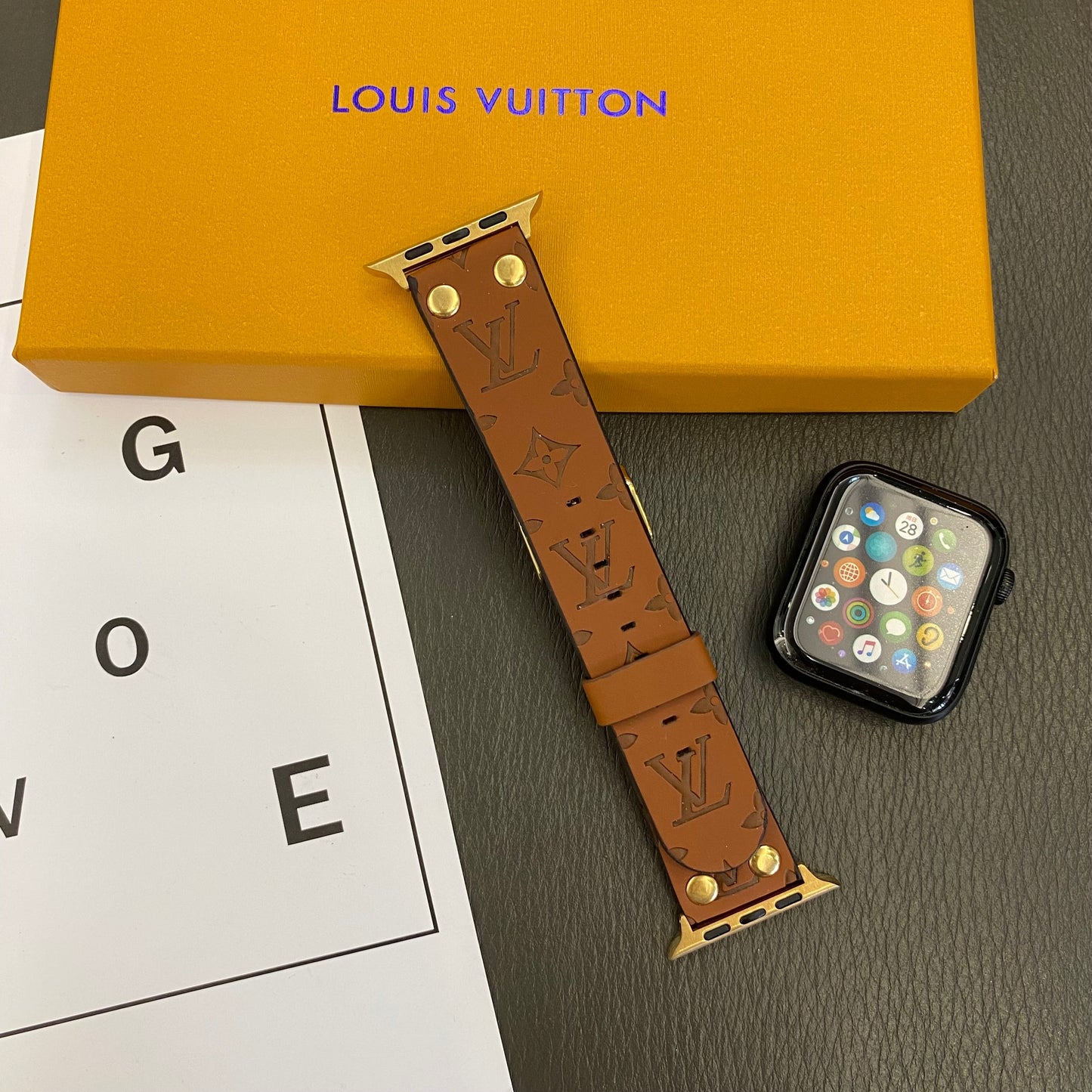 Bracelet de rechange Apple avec décoration en rivets et monogramme en relief WATCH BANDS