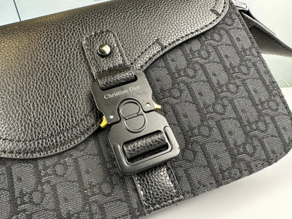 Classic Leather Crossbody Bag – Minimalist Design, Maximum Function