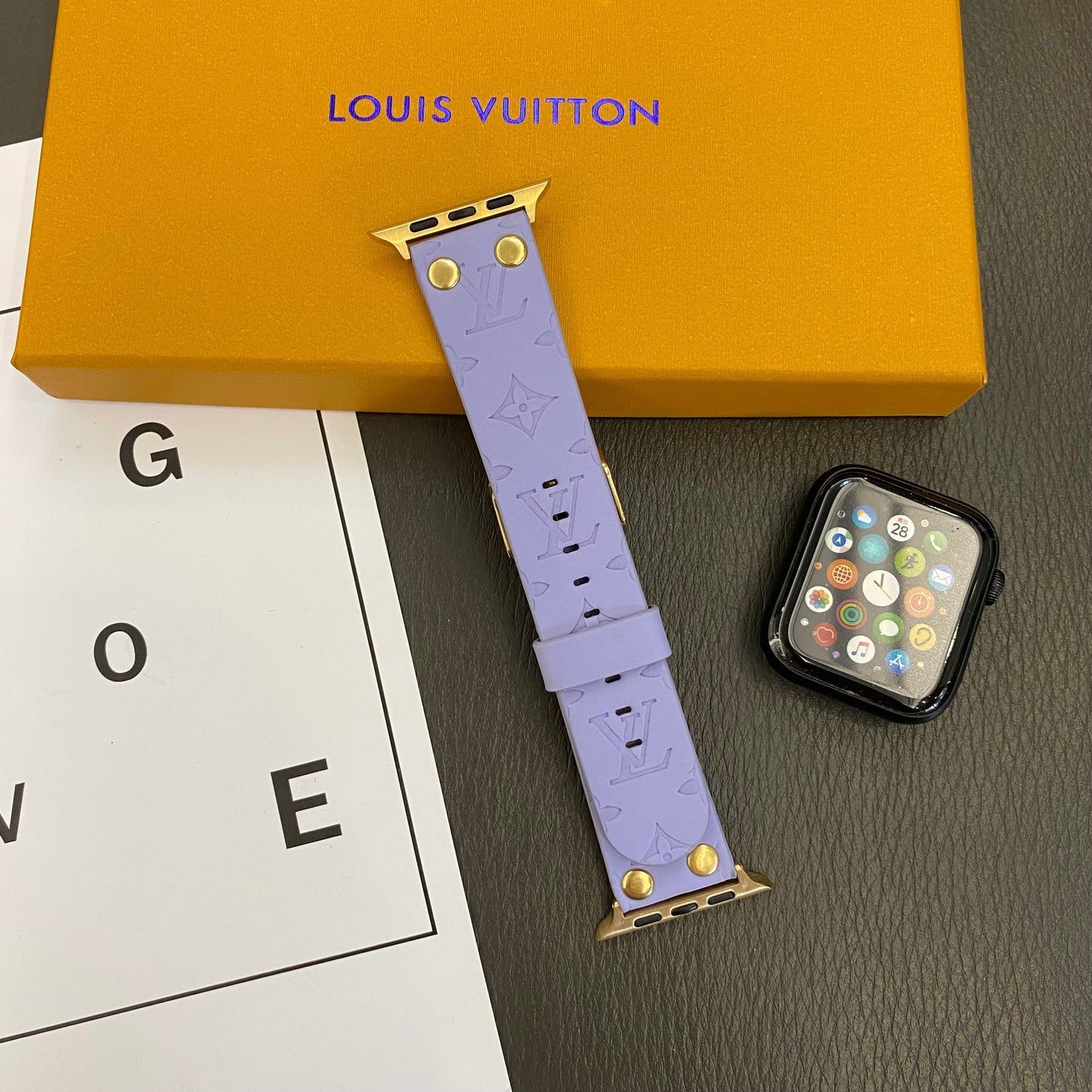 Bracelet de rechange Apple avec décoration en rivets et monogramme en relief WATCH BANDS