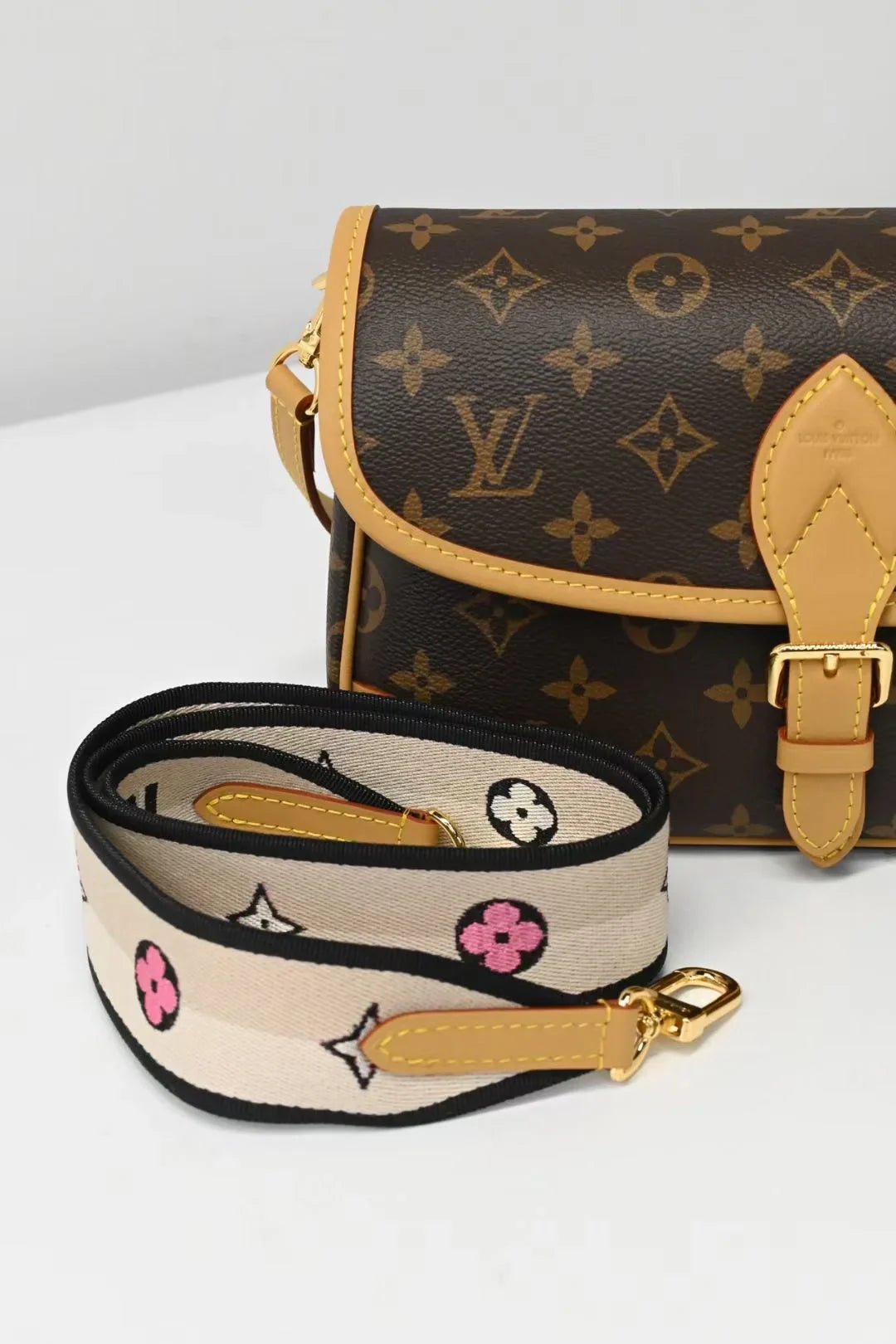 Vintage-Inspired Box Hand bag